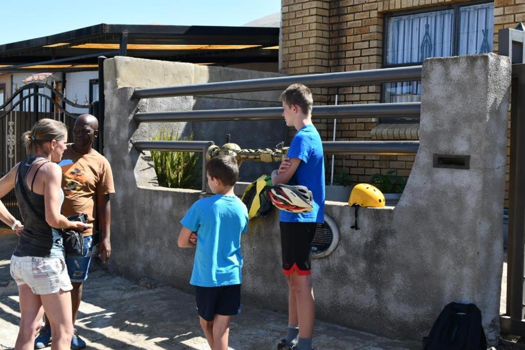 Auberge de jeunesse Authentic Bicycle Tours And Backpackers à Soweto Extérieur photo